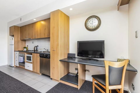 508 Stupendous Sunsets & Views Pool Gym Parking - Tourism Canberra 38