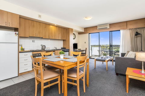 508 Stupendous Sunsets & Views Pool Gym Parking - Tourism Canberra 10