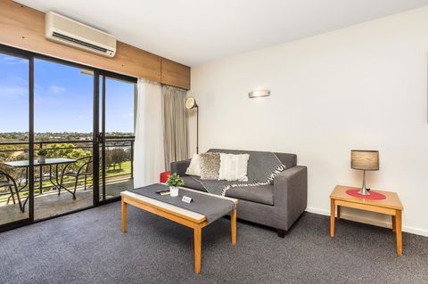 508 Stupendous Sunsets & Views Pool Gym Parking - Tourism Canberra 2