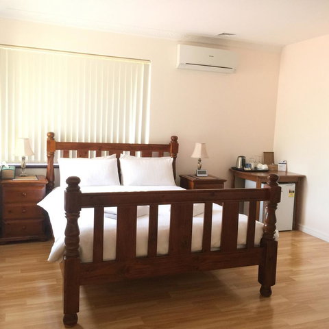 The Royal Dolphin Bed & Breakfast Safety Bay - Tourism Canberra 4