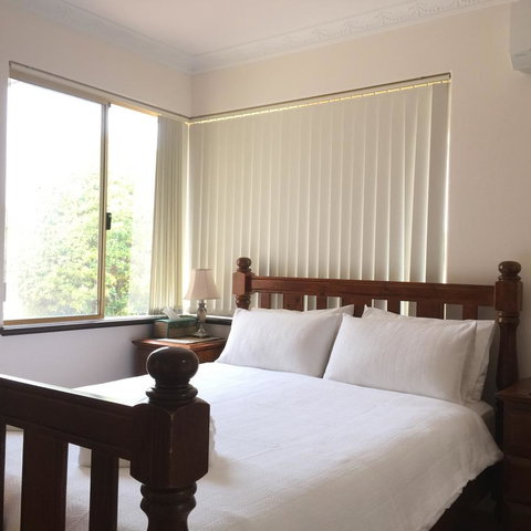 The Royal Dolphin Bed & Breakfast Safety Bay - Tourism Canberra 3