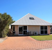 Osprey Holiday Village Unit 103/1 Bed - Perfect short stay apartment with King size bed - Tourism Canberra