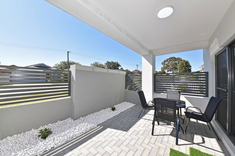 Modern Apartment Redcliffe Near Perth Airport: 0126 - Tourism Canberra 33