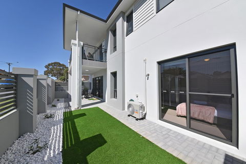 Modern Apartment Redcliffe Near Perth Airport: 0126 - Tourism Canberra 34