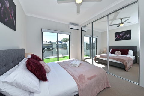 Modern Apartment Redcliffe Near Perth Airport: 0126 - Tourism Canberra 4