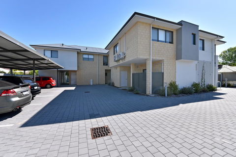Modern Apartment Redcliffe Near Perth Airport: 0126 - Tourism Canberra 40