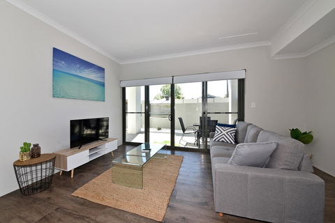 Modern Apartment Redcliffe Near Perth Airport: 0126 - Tourism Canberra 0