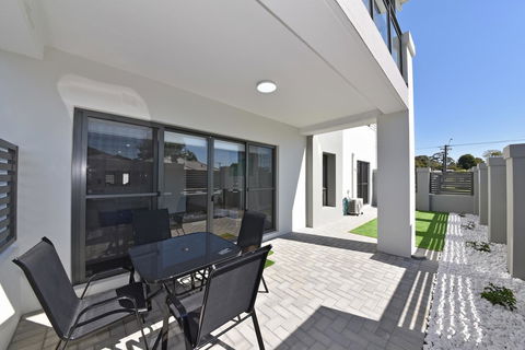 Modern Apartment Redcliffe Near Perth Airport: 0126 - Tourism Canberra 30