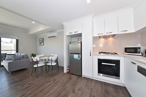 Modern Apartment Redcliffe Near Perth Airport: 0126 - Tourism Canberra 18