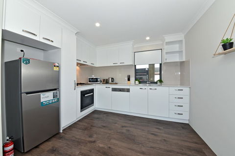 Modern Apartment Redcliffe Near Perth Airport: 0126 - Tourism Canberra 19
