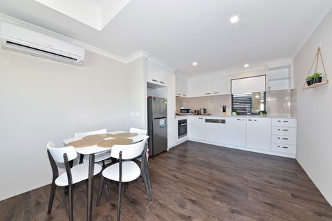 Modern Apartment Redcliffe Near Perth Airport: 0126 - Tourism Canberra 21