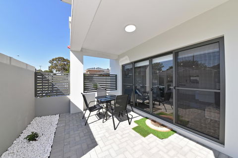 Modern Apartment Redcliffe Near Perth Airport: 0126 - Tourism Canberra 32