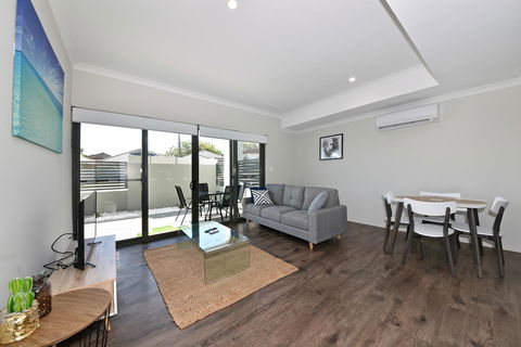 Modern Apartment Redcliffe Near Perth Airport: 0126 - Tourism Canberra 1