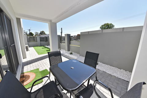 Modern Apartment Redcliffe Near Perth Airport: 0126 - Tourism Canberra 31