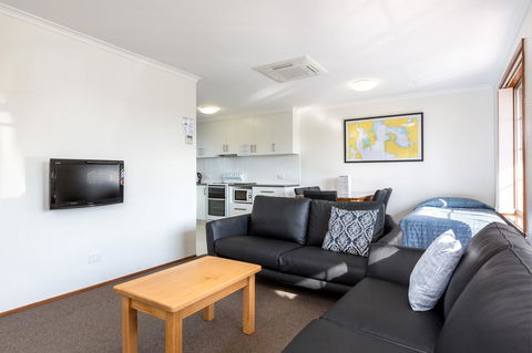 Riverfront Motel & Villas - Tourism Canberra 1