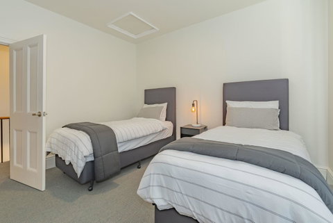 4 Bedroom House - Hobart CBD - Free Parking - Free WIFI - Tourism Canberra 13