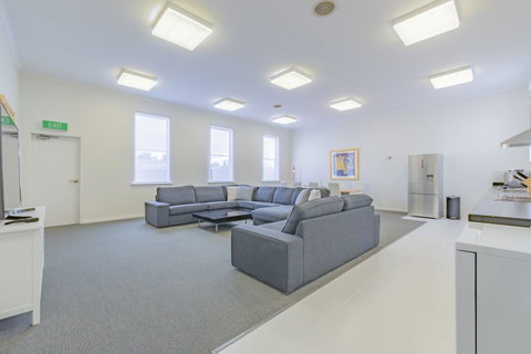 4 Bedroom House - Hobart CBD - Free Parking - Free WIFI - Tourism Canberra 9