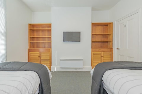 4 Bedroom House - Hobart CBD - Free Parking - Free WIFI - Tourism Canberra 15