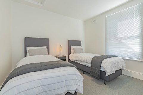 4 Bedroom House - Hobart CBD - Free Parking - Free WIFI - Tourism Canberra 23