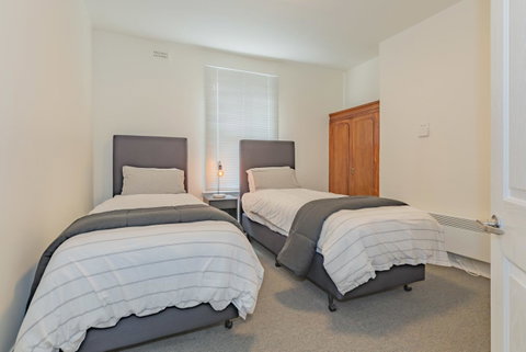 4 Bedroom House - Hobart CBD - Free Parking - Free WIFI - Tourism Canberra 3