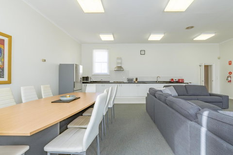 4 Bedroom House - Hobart CBD - Free Parking - Free WIFI - Tourism Canberra 16