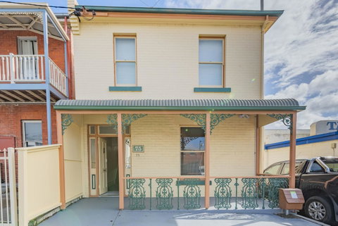 4 Bedroom House - Hobart CBD - Free Parking - Free WIFI - Tourism Canberra 14