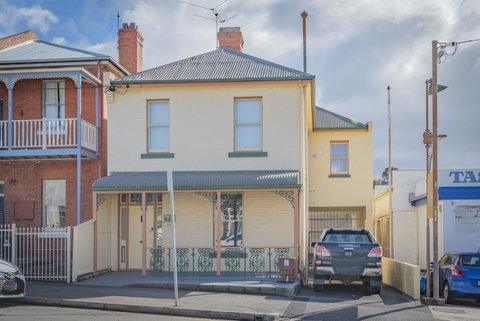 4 Bedroom House - Hobart CBD - Free Parking - Free WIFI - Tourism Canberra 5