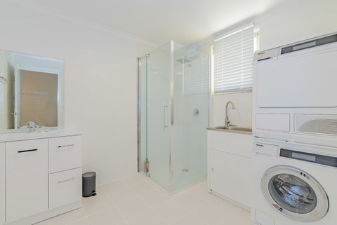 4 Bedroom House - Hobart CBD - Free Parking - Free WIFI - Tourism Canberra 4