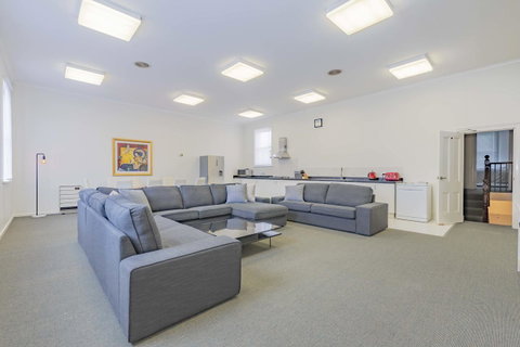 4 Bedroom House - Hobart CBD - Free Parking - Free WIFI - Tourism Canberra 17