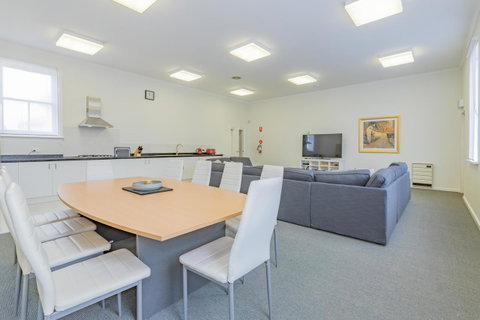 4 Bedroom House - Hobart CBD - Free Parking - Free WIFI - Tourism Canberra 0