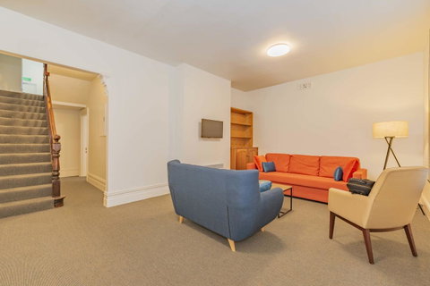 4 Bedroom House - Hobart CBD - Free Parking - Free WIFI - Tourism Canberra 6