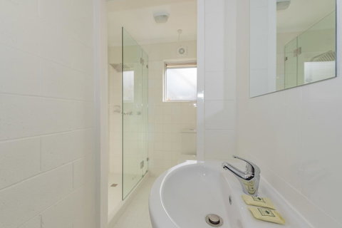 4 Bedroom House - Hobart CBD - Free Parking - Free WIFI - Tourism Canberra 11