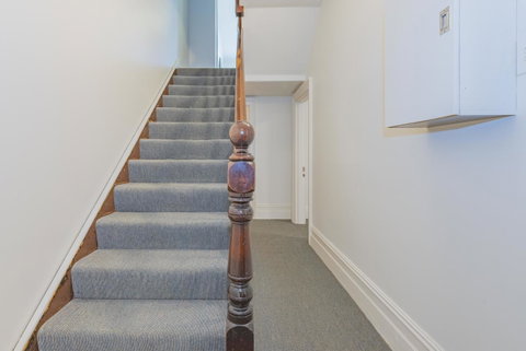 4 Bedroom House - Hobart CBD - Free Parking - Free WIFI - Tourism Canberra 7