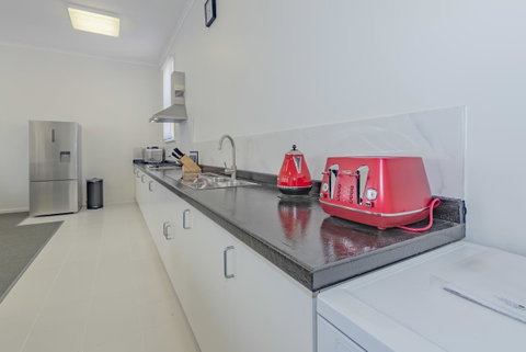 4 Bedroom House - Hobart CBD - Free Parking - Free WIFI - Tourism Canberra 2