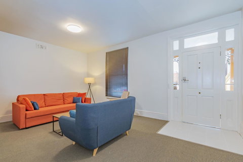 4 Bedroom House - Hobart CBD - Free Parking - Free WIFI - Tourism Canberra 10