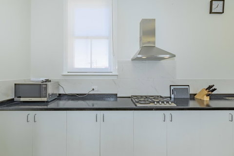 4 Bedroom House - Hobart CBD - Free Parking - Free WIFI - Tourism Canberra 8