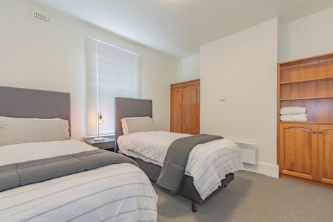 4 Bedroom House - Hobart CBD - Free Parking - Free WIFI - Tourism Canberra 1