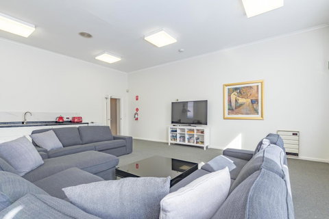 4 Bedroom House - Hobart CBD - Free Parking - Free WIFI - Tourism Canberra 12