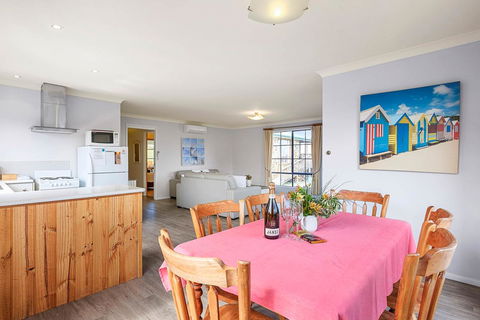 Omaroo Cottage Bruny Island - Tourism Canberra 7
