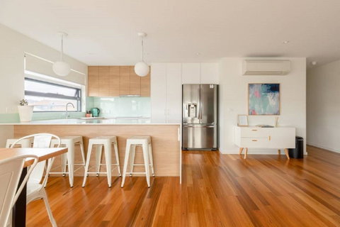 Kangaroo Bay Apartments - Tourism Canberra 0