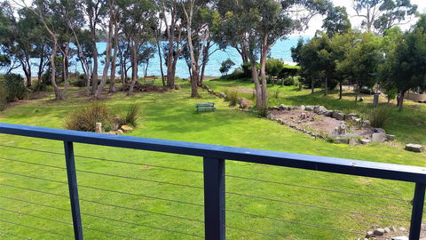 Four Seasons Waterfront Villas - Tourism Canberra 0