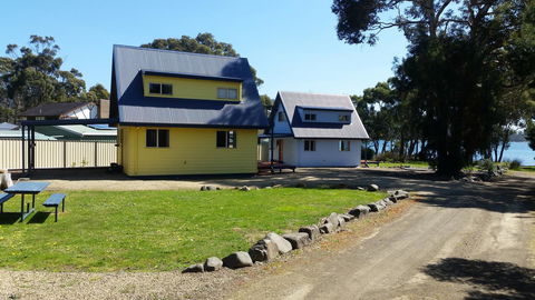 Four Seasons Waterfront Villas - Tourism Canberra 9