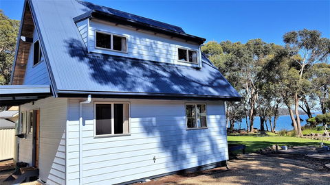 Four Seasons Waterfront Villas - Tourism Canberra 1