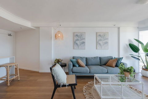 NEW Beautiful 1 Bedroom Beach Views Broadbeach - Tourism Canberra 1