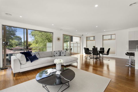 NEW Inner Melb Luxury Modern Grand Holiday House - Great Location, Wifi, Parking - Tourism Canberra 1