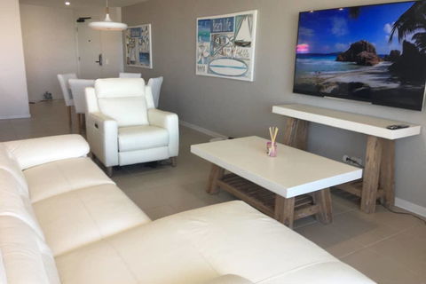 NEW UPMARKET COMFORTABLE 2 Bed, 2 Bath, OCEAN VIEWS, 250m To BUDDINA BEACH! - Tourism Canberra 3