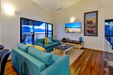 NEWLY BEAUTFULLY RENOVATED 16 The Casuarina - 3 Bedroom House With 180 Degree Ocean Views - Tourism Canberra 3