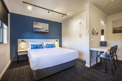 Nightcap At Riverside Hotel - Tourism Canberra 0