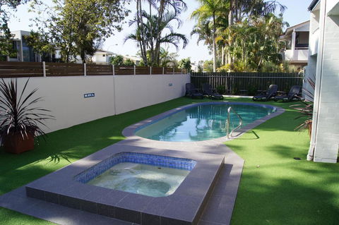 Noosa Parade Holiday Inn - Tourism Canberra 0