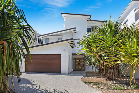 NORTHSHOR- ULTIMATE BEACH HOUSE - Tourism Canberra 1